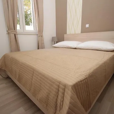 Apartment Modern Eingerichtete Fuer 4 Personen In Einem Haus Mit Mehrere Und Mit Pool