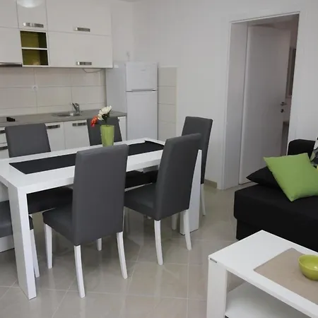 Apartment Modern Eingerichtete Fuer 4 Personen In Einem Haus Mit Mehrere Und Mit Pool Baska (Krk)