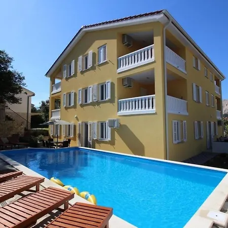 Modern Eingerichtete Fuer 4 Personen In Einem Haus Mit Mehrere Und Mit Pool *