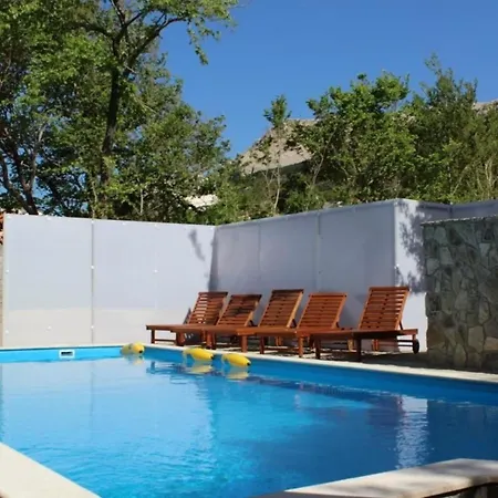Modern Eingerichtete Fuer 4 Personen In Einem Haus Mit Mehrere Und Mit Pool Baska (Krk)