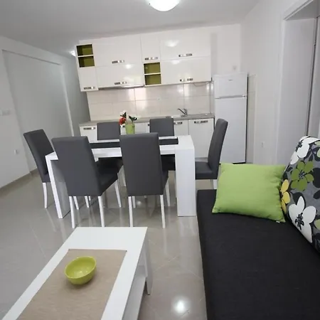 Modern Eingerichtete Fuer 4 Personen In Einem Haus Mit Mehrere Und Mit Pool Apartman