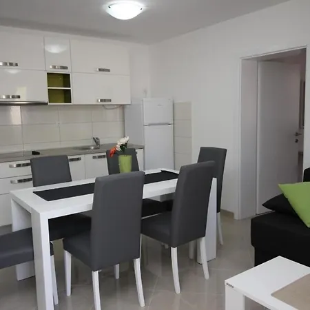 Modern Eingerichtete Fuer 4 Personen In Einem Haus Mit Mehrere Und Mit Pool Apartman