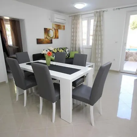 Modern Eingerichtete Fuer 4 Personen In Einem Haus Mit Mehrere Und Mit Pool Apartman Baška