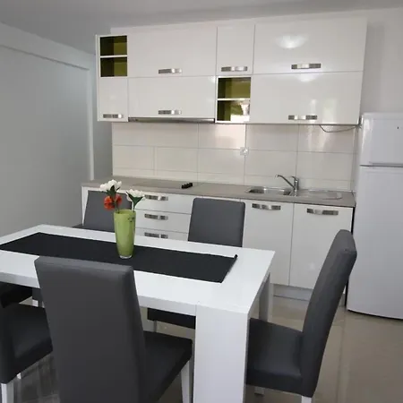 Modern Eingerichtete Fuer 4 Personen In Einem Haus Mit Mehrere Und Mit Pool