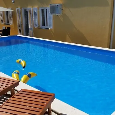 Modern Eingerichtete Fuer 4 Personen In Einem Haus Mit Mehrere Und Mit Pool Apartman