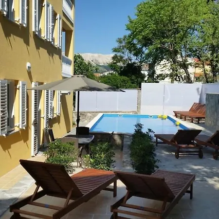 Modern Eingerichtete Fuer 4 Personen In Einem Haus Mit Mehrere Und Mit Pool Apartment *