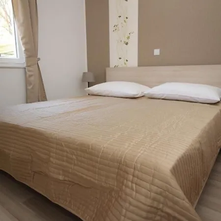 Apartman Modern Eingerichtete Fuer 4 Personen In Einem Haus Mit Mehrere Und Mit Pool