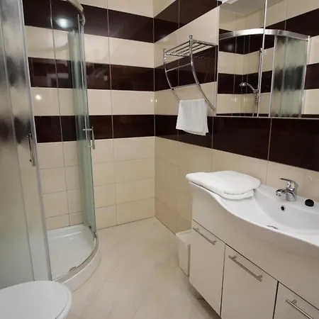 Modern Eingerichtete Fuer 4 Personen In Einem Haus Mit Mehrere Und Mit Pool