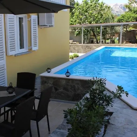 Modern Eingerichtete Fuer 4 Personen In Einem Haus Mit Mehrere Und Mit Pool Baška