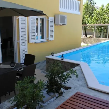 Modern Eingerichtete Fuer 4 Personen In Einem Haus Mit Mehrere Und Mit Pool Apartman