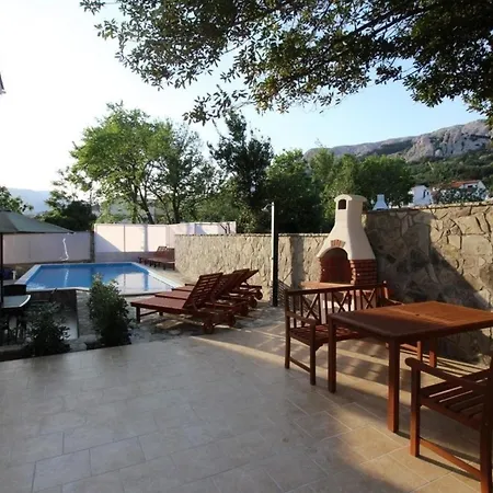 Modern Eingerichtete Fuer 4 Personen In Einem Haus Mit Mehrere Und Mit Pool